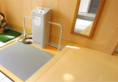 玄関内部に設置した昇降機