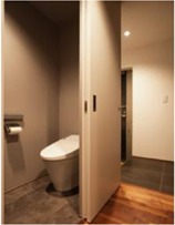 引戸のトイレ入口